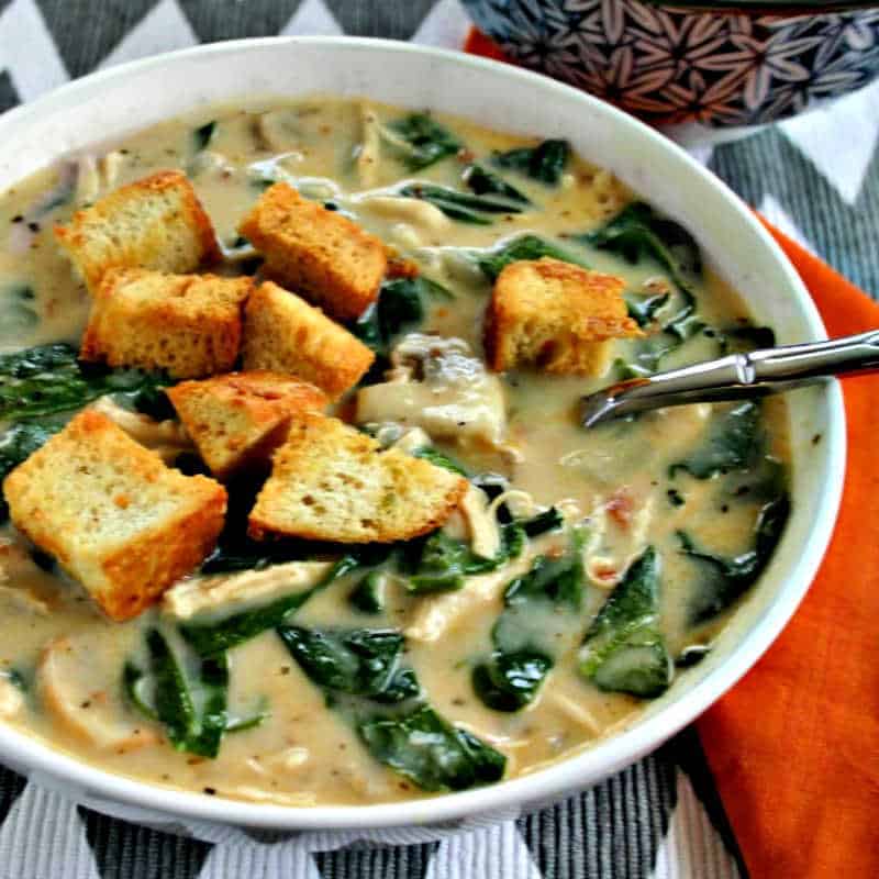  un bol de soupe florentine au poulet avec des croûtons grillés