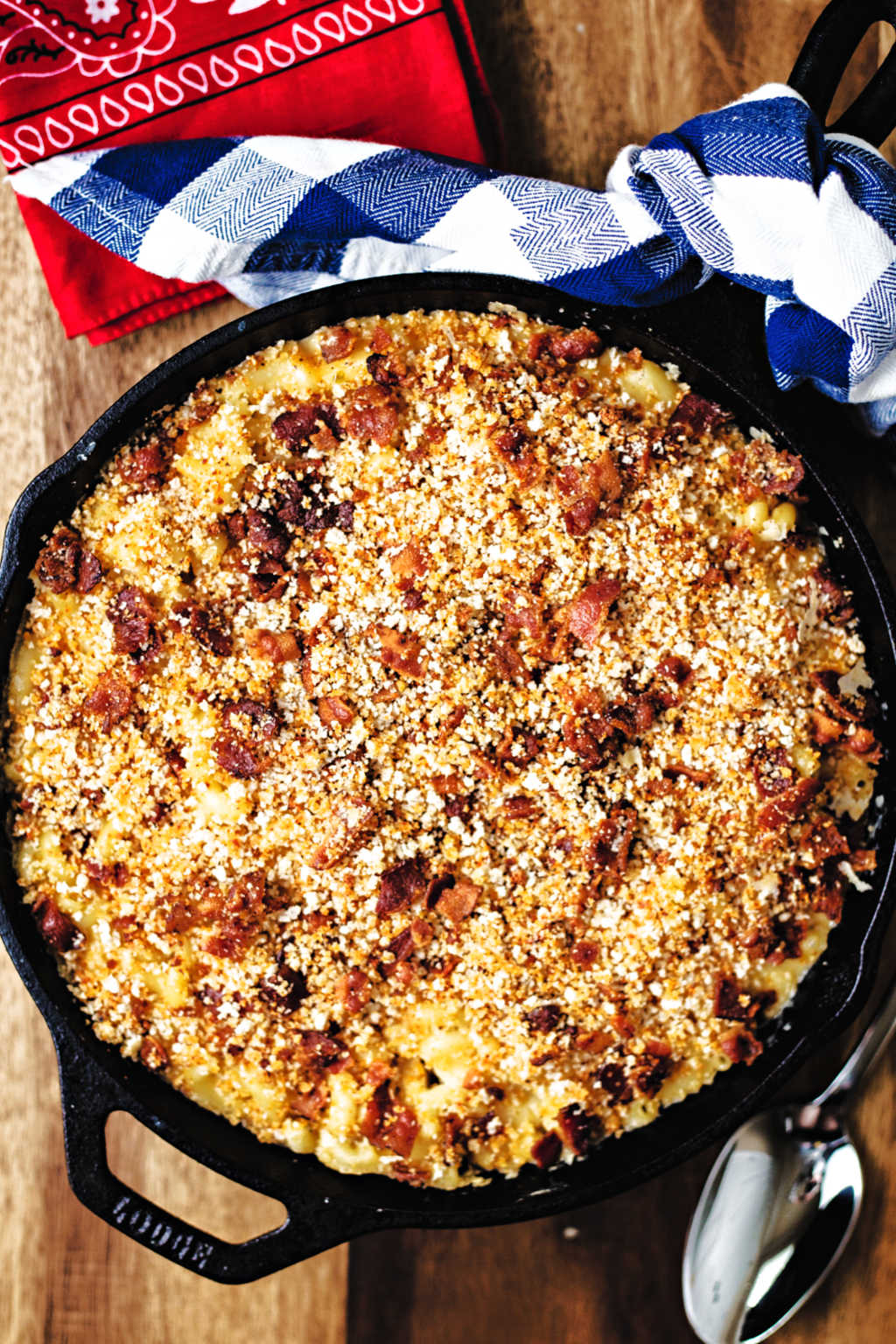 smoked mac and cheese in a cast iron skillet on a wooden table.