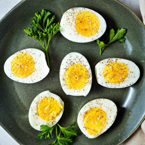 https://lifeloveandgoodfood.com/wp-content/uploads/2022/01/air-fryer-hard-boiled-eggs-7-1200x1200-1-500x500.jpg