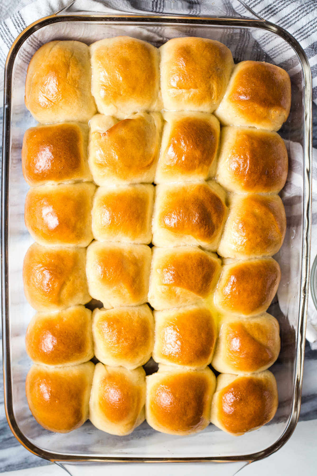 a pan of baked dinner rolls sitting on a table.